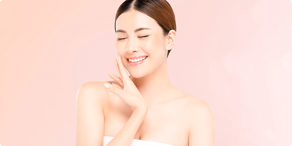 頬に手を添える女性