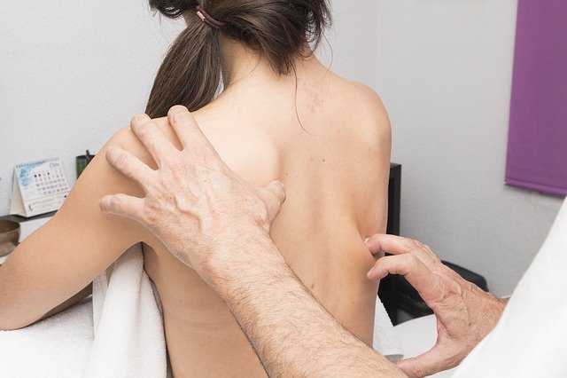 肩を治療する女性