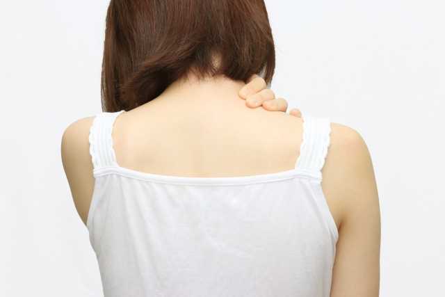 石炭沈着性腱板炎で首を抑える女性