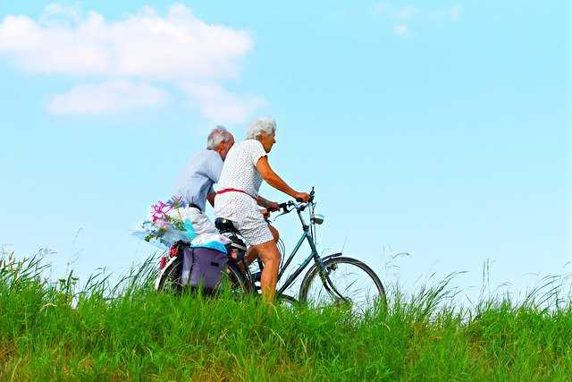 自転車に乗る老夫婦