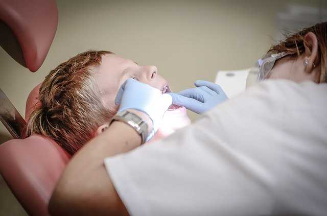 歯の治療を受ける子供