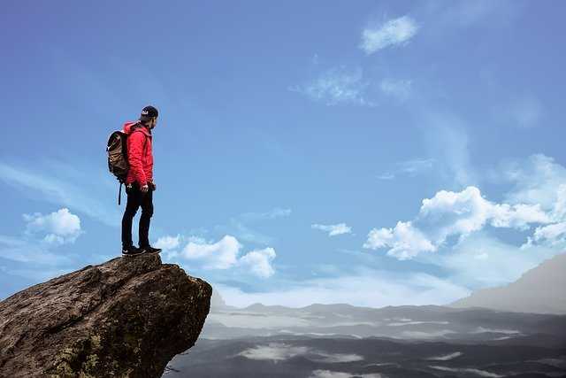登山をする男性へサポーターの選び方
